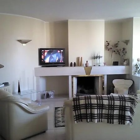 Sea Views Terrace Flat In מינדלו
